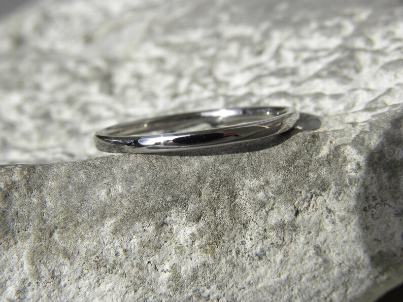 Petite Ring, Everyday Wear Band, 1.5mm Low/Thin Dome Profile Solid Titanium bild 6