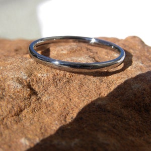 Petite Ring, Everyday Wear Band, 1.5mm Low/Thin Dome Profile Solid Titanium bild 3