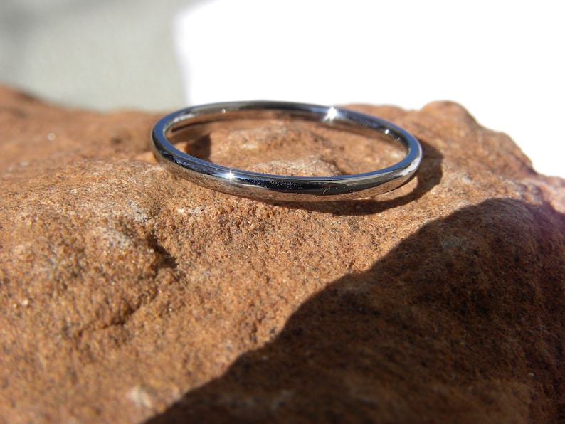 Petite Ring, Everyday Wear Band, 1.5mm Low/Thin Dome Profile Solid Titanium bild 3