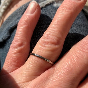 Petite Ring, Everyday Wear Band, 1.5mm Low/Thin Dome Profile Solid Titanium bild 2