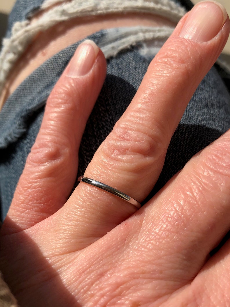 Petite Ring, Everyday Wear Band, 1.5mm Low/Thin Dome Profile Solid Titanium bild 2