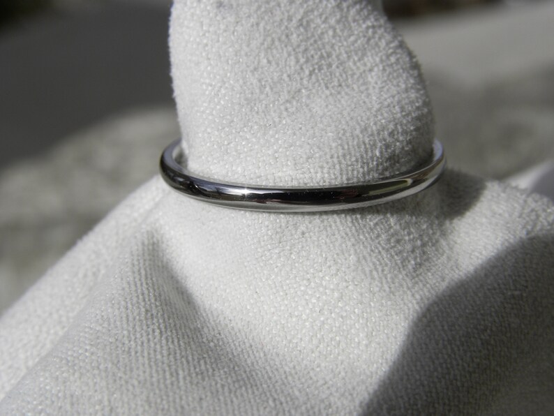Petite Ring, Everyday Wear Band, 1.5mm Low/Thin Dome Profile Solid Titanium bild 7