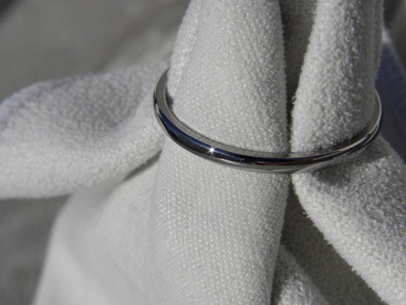 Petite Ring, Everyday Wear Band, 1.5mm Low/Thin Dome Profile Solid Titanium bild 5