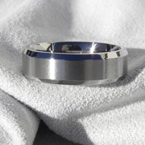 Bevel Edge Titanring für Herren, Hochzeitsring, gebürstet, moderner Stil (standard)