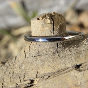 Petite Ring, Everyday Wear Band, 1.5mm Low/Thin Dome Profile Solid Titanium bild 4