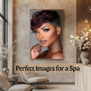 Peut inclure: Portrait d'une femme aux cheveux courts, bouclés et couleur bordeaux. Elle porte du maquillage et regarde directement la caméra. L'arrière-plan est gris clair.