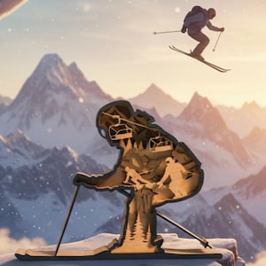 Può includere: Una scultura dorata di uno sciatore con bastoncini, sullo sfondo di una catena montuosa innevata. La scultura ha un design ritagliato che mostra sciatori e una seggiovia. Uno sciatore salta in aria.