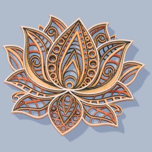 Puede incluir: Escultura de madera en capas de una flor de loto con intrincados detalles recortados. El diseño presenta múltiples capas de madera en tonos marrón claro, marrón oscuro y beige, creando un efecto tridimensional. El loto se encuentra sobre un fondo azul claro.