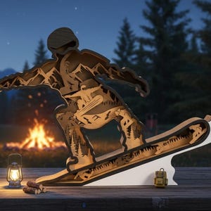 Puede incluir: Escultura de madera de un snowboarder en acción, con un diseño en capas que muestra un paisaje montañoso. La escultura está sobre una base blanca, con una pequeña mochila y una linterna cerca. El fondo presenta una fogata y árboles.