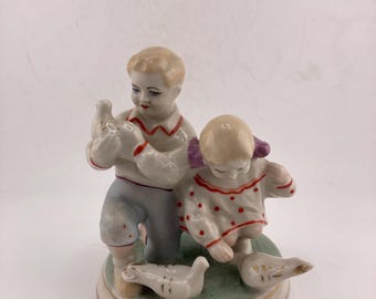 Figura de porcelana vintage de Polonne: Niños alimentando palomas