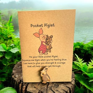 Carta regalo personalizzata a forma di maialino tascabile in legno, abbraccio tascabile, regalo portatile, regalo premuroso, carta regalo e ricordo di maialino in legno, regalo per combattere l'ansia.