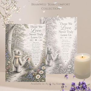 Könnte beinhalten: Zwei rechteckige Drucke aus der Bramwell Bear Comfort Collection mit einem Bären im Wald, dem Text "Those We Love Never Truly Leave Us" und einem Gedicht. Rechts steht eine brennende Kerze im Glas, daneben liegen kleine violette Blumen.