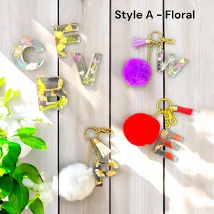Llavero con letra inicial/Llavero personalizado/Llavero con flor de resina/Amuleto para bolso personalizado/Regalo hecho a mano/Regalo para el día de la madre/Regalo para ella