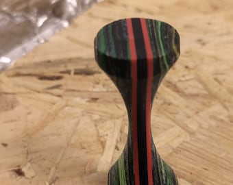 Juguete antiestrés con forma de nudillo "Raphael", hecho de micarta artesanal.