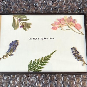 Om Mani Padme Hum su macchina da scrivere con fiori pressati, 6 tipi di cornice. Decorazione religiosa. Articoli religiosi per la casa, arte religiosa, arte murale buddista