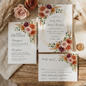 Könnte beinhalten: Ein Hochzeitseinladungs-Set bestehend aus einer Haupteinladung, einer Detailkarte und einer Antwortkarte. Jede weiße Karte zeigt florale Illustrationen in Rost-, Burgunder- und Rosatönen mit Pampasgras und einem goldenen geometrischen Rahmen.
