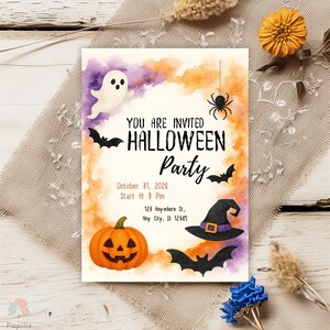 Puede incluir: Invitación a una fiesta de Halloween con diseño de acuarela. Presenta un fantasma, murciélagos, una araña, una calabaza y un sombrero de bruja. El texto dice "YOU ARE INVITED HALLOWEEN Party".