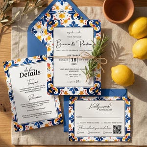 Könnte beinhalten: Hochzeitseinladungs-Set mit blauem und weißem Blumenmuster. Die Einladung enthält Details für die Zeremonie und den Empfang, mit einer Antwortkarte und einem Umschlag. Dekoriert mit Zitronen und Rosmarinzweigen.