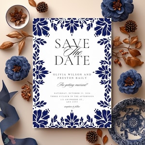 Puede incluir: Invitación de boda "Save the Date" con fondo blanco y borde floral azul. El texto dice "Save the Date", "Olivia Wilson y Preston Baily", "Are getting married!" y "Sábado, 23 de octubre de 2026, Tres en punto de la tarde, 123 Anywhere St., Any City, recepción a continuación."