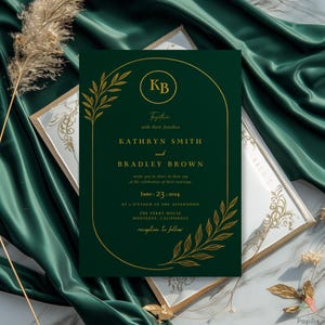 Smaragdgroene huwelijksuitnodiging, bladgoud nodigt uit, elegante boog minimalistische bruiloft nodigt, donkergroene formele uitnodigingssjabloon