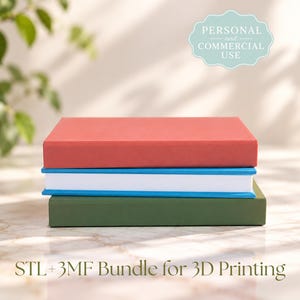 Peut inclure: Une pile de trois livres rectangulaires aux couvertures unies rouge, blanche et verte. Une étiquette bleu clair en haut à droite indique PERSONAL and COMMERCIAL USE. Le texte en bas indique STL+3MF Bundle for 3D Printing.