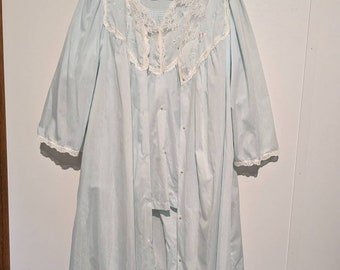 Ensemble de pyjama 3 pièces Vanity Fair bleu bébé avec peignoir, broderies vintage et bordure en dentelle Dacron manches courtes L Été