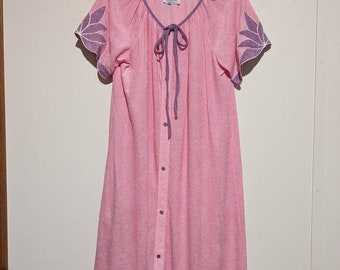 vintage Terry Housecoat Lounger Robe Snap Front avec Tie Neck 70s Pink Purple M L Applique