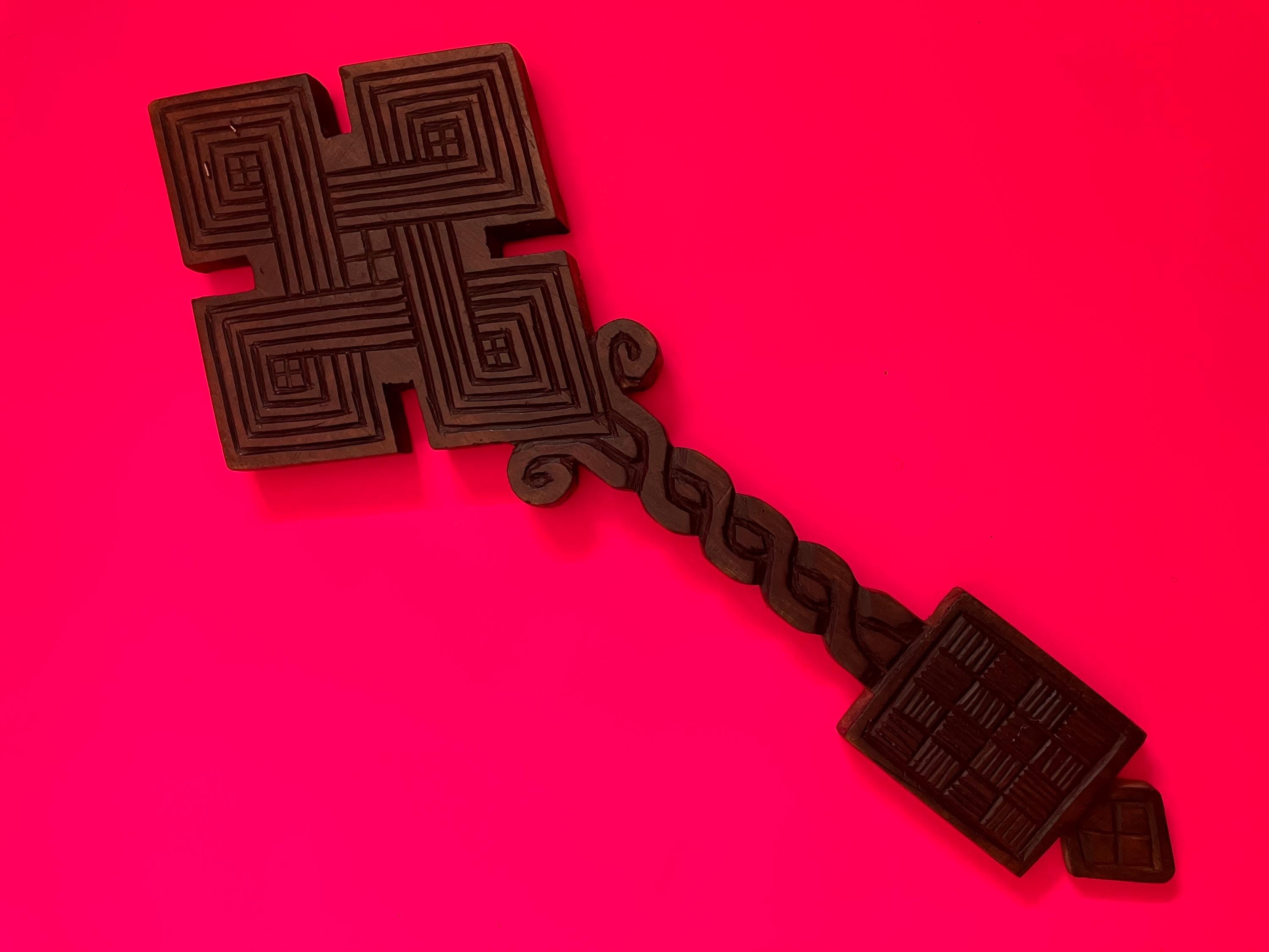 エチオピアの手彫りの木製コプト十字架 - 聖母子と天使のアイコン