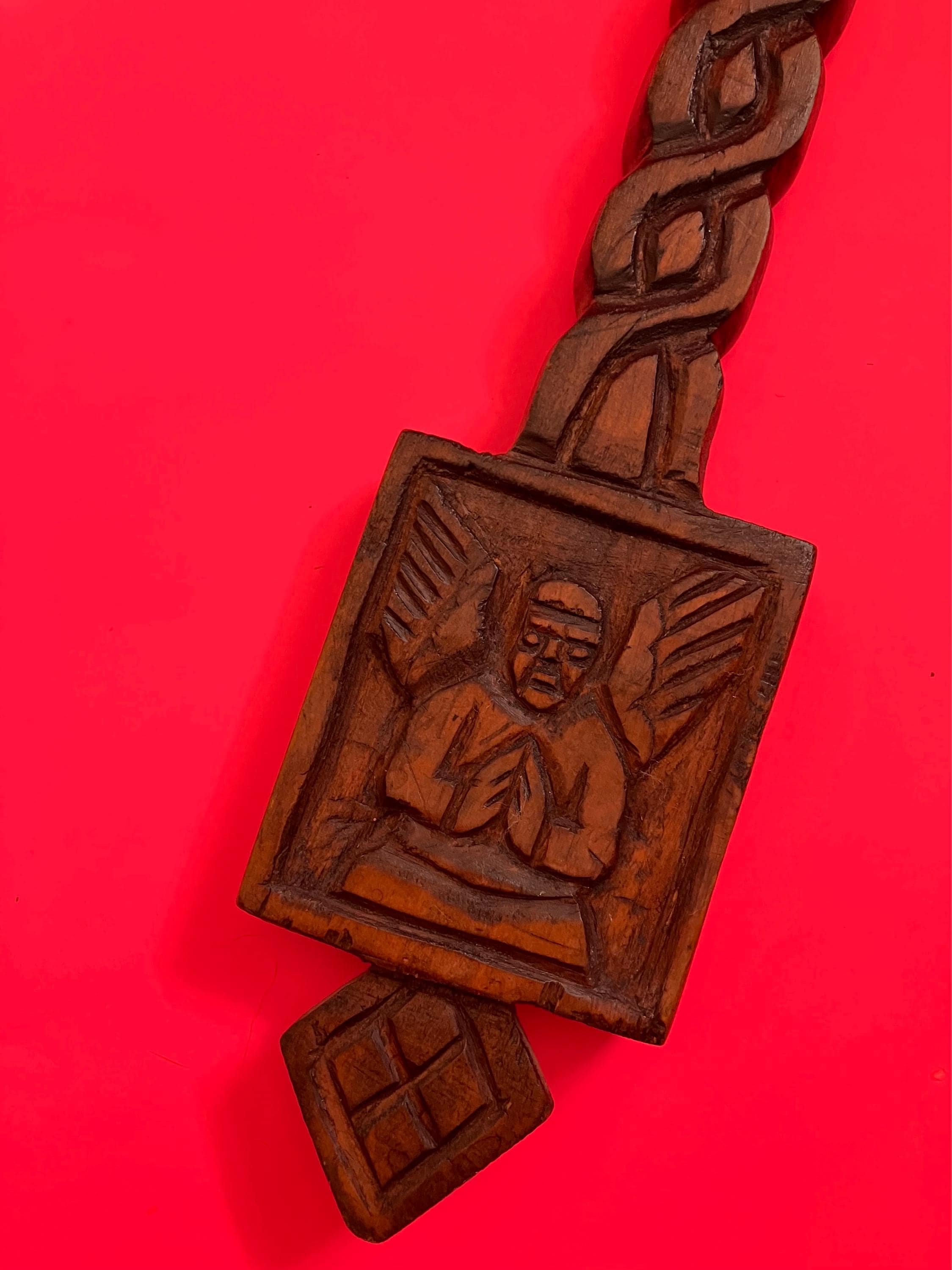 エチオピアの手彫りの木製コプト十字架 - 聖母子と天使のアイコン