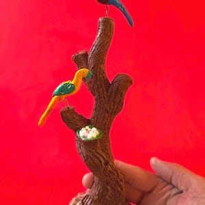 Albero di argilla dipinta da 10,5 pollici con 2 pappagalli e nido - Statuetta Nacimiento per presepe proveniente da Tlaquepaque, Jalisco, Messico