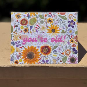 Wenskaart met geperste bloem - Gefeliciteerd met je verjaardag ("You're Old")