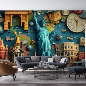 Könnte beinhalten: Ein Wohnzimmer mit einem Wandbild zum Thema Reisen, das die Freiheitsstatue, eine Weltkarte und Wahrzeichen zeigt. Der Raum umfasst ein graues Sofa, einen runden Couchtisch und einen braunen Sessel und schafft so einen stilvollen und einladenden Raum.