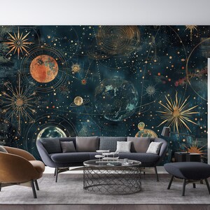 Pode incluir: Um mural de parede com tema celestial em verde-azulado escuro e dourado com planetas, estrelas e constelações. O mural é o pano de fundo de uma sala de estar moderna com um sofá cinza, uma mesa de centro redonda e uma poltrona marrom.