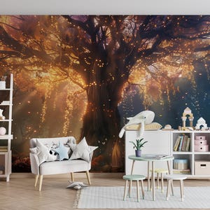 Könnte beinhalten: Ein skurriles Kinderzimmer mit einem großen Wandbild eines leuchtenden Baumes mit Lichterketten. Das Zimmer verfügt über ein weißes Bücherregal, ein kleines Sofa mit sternförmigen Kissen und einen runden Tisch mit Hockern.