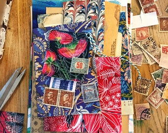 Könnte beinhalten: Ein Stapel bunter gemusterter Papiere und Stoffreste mit alten Briefmarken, darunter eine schwedische Marke mit dem Text "15 öre" und eine Marke mit dem Text "50 öre".