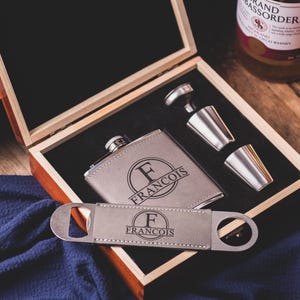 Personalisierte Geschenke für Trauzeugen, Flasche und Flaschenöffner mit Gravur in Geschenkbox aus Holz, Trauzeuge Geschenk, Bräutigam Geschenk, Junggesellenabschied Geschenke, Hochzeitsgeschenke