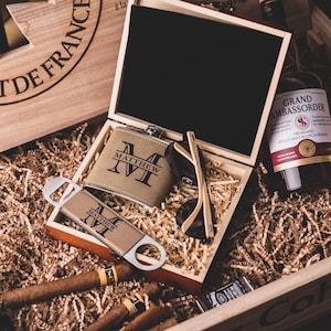 Regalos personalizados para padrinos de boda: petaca de cuero grabada, gafas de sol y abrebotellas en caja de madera. Set de regalo para padrinos de boda. Regalo para padrinos de boda.