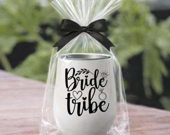 Bicchiere da vino Bride Tribe da 12 once per feste di addio al nubilato, regali di nozze per feste nuziali