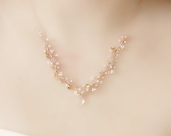 Collier de mariage délicat en or rose, perles d'eau douce et cristaux