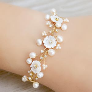 Armband aus Perlmutt, geschnitzte Blume, Süßwasserperle und Strass
