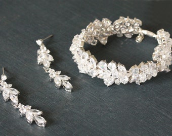 Cwwzirconi splendidi zirconi bianchi incastonati larghi braccialetti a foglia larga braccialetti per spose accessori per gioielli da sposa CB266  36