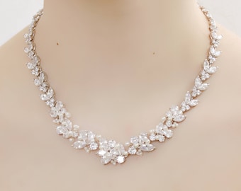 Collier de mariée dégradé en argent avec strass, perles véritables et cristaux