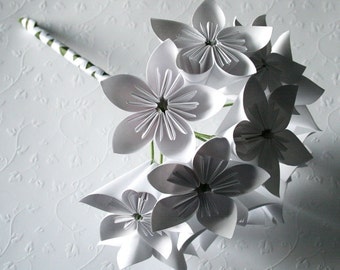 White origami flower bouquet (12 bound flowers)