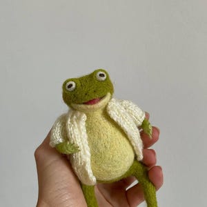 Needle Felted Frog Plush Toy in White Sweater – Handmade Wool Animal Doll – Collectible Poseable Frog Figure – Cute Frog Gift for Her or Him