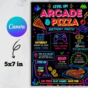 Puede incluir: Invitación negra de 5x7 pulgadas para una fiesta de cumpleaños de arcade y pizza. El diseño presenta gráficos de estilo neón de porciones de pizza, mandos de juegos y máquinas recreativas. Incluye detalles de la fiesta y RSVP.