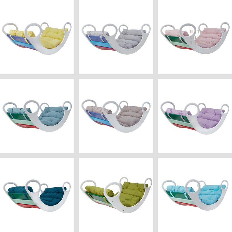 Op de afbeelding: Een witte houten wieg met kleurrijke strepen en een verscheidenheid aan zachte, kleurrijke kussens. De wieg is ontworpen voor baby's en peuters.