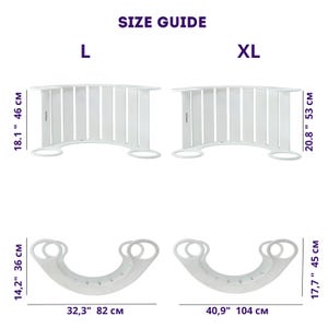 Op de afbeelding: Maattabel voor een wit houten schommelpaard met twee maten: L en XL. De maat L is 82 cm lang en 46 cm hoog. De maat XL is 104 cm lang en 53 cm hoog.