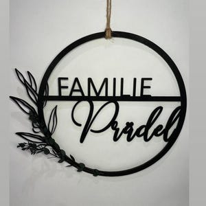 Holzkranz mit Name Türschild Familienschild Willkommensschild Trockenblumen Olivenzweig schwarz modern personalisiert