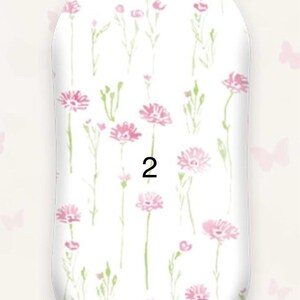 Inserción de cesta personalizada. Molde con revestimiento impermeable y lámina floral como se muestra en la imagen.