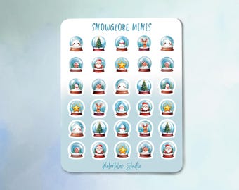 Könnte beinhalten: Ein Stickerbogen mit Miniatur-Schneekugeln, die Winterszenen darstellen. Designs umfassen Schneemänner, Weihnachtsbäume, Rentiere, den Weihnachtsmann, Häuser und Sterne. Der Text "SNOWGLOBE MINIS" steht oben und "Watertales Studio" unten.